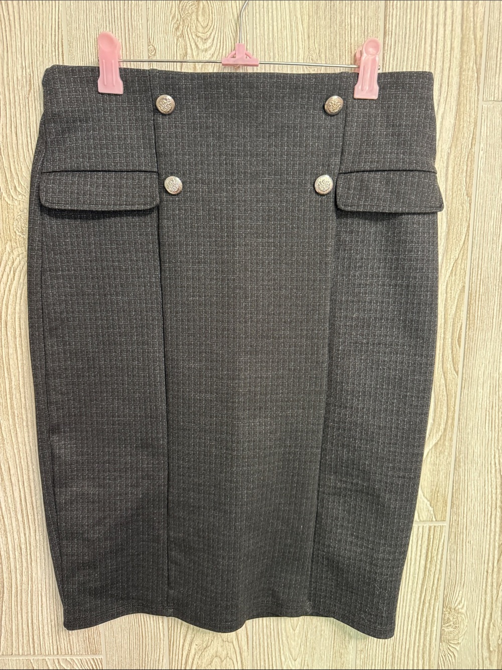 Classic Gray Houndstooth Pencil Skirt with Decorative Buttons